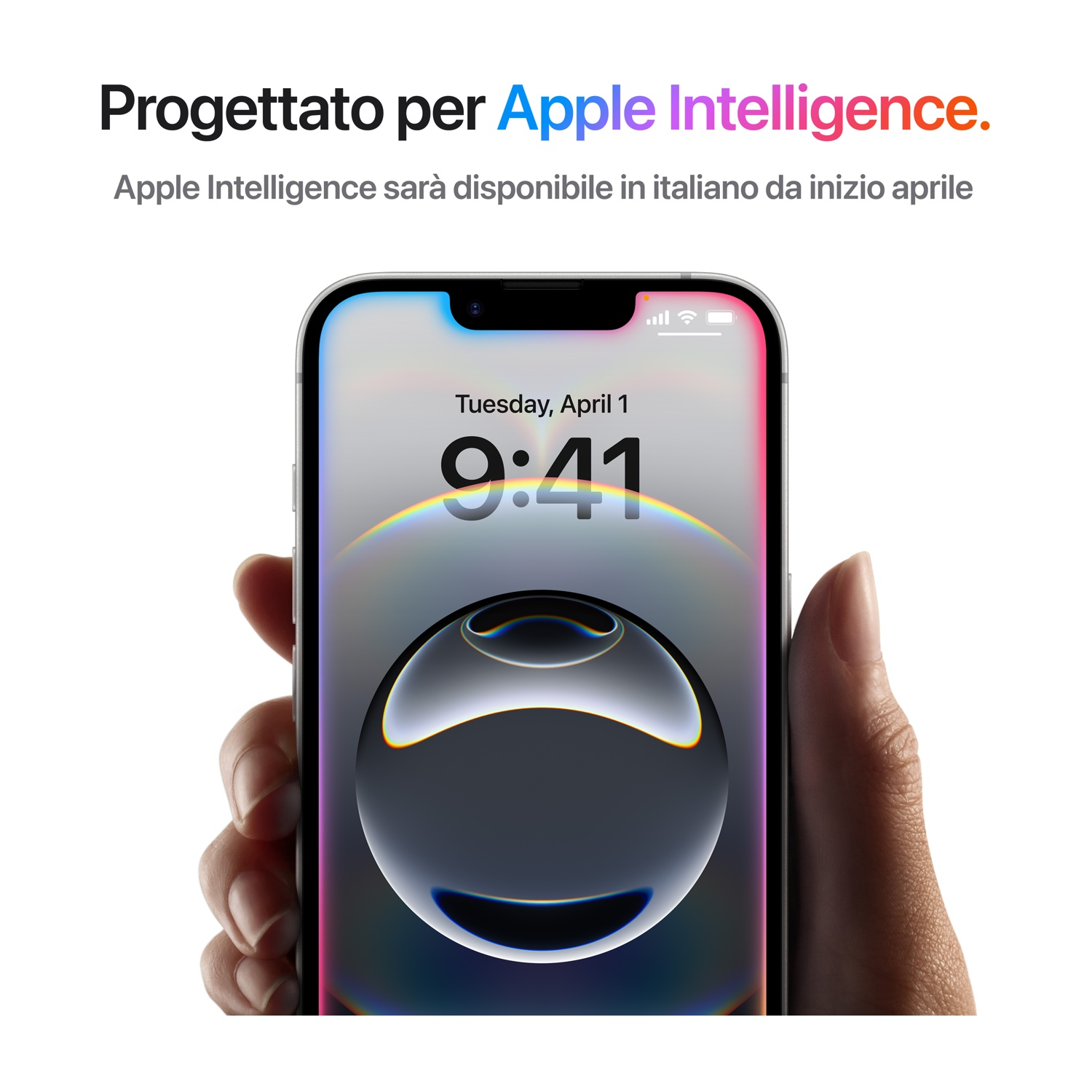 Una mano che tiene un telefono con schermo colorato, testo italiano su Apple Intelligence.