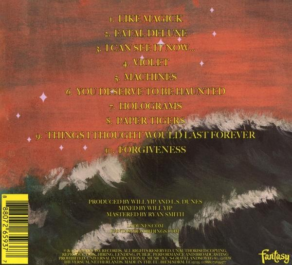 Die Rückseite einer CD mit Songtiteln und Credits. Der Hintergrund zeigt ein wolkiges Meer.