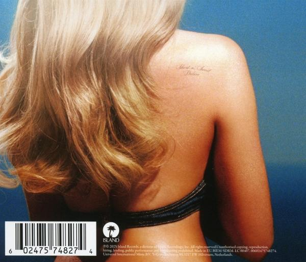 Rücken einer Frau mit blonden Haaren, einem Tattoo und einem Bikini-Oberteil, mit blauem Meereshintergrund.