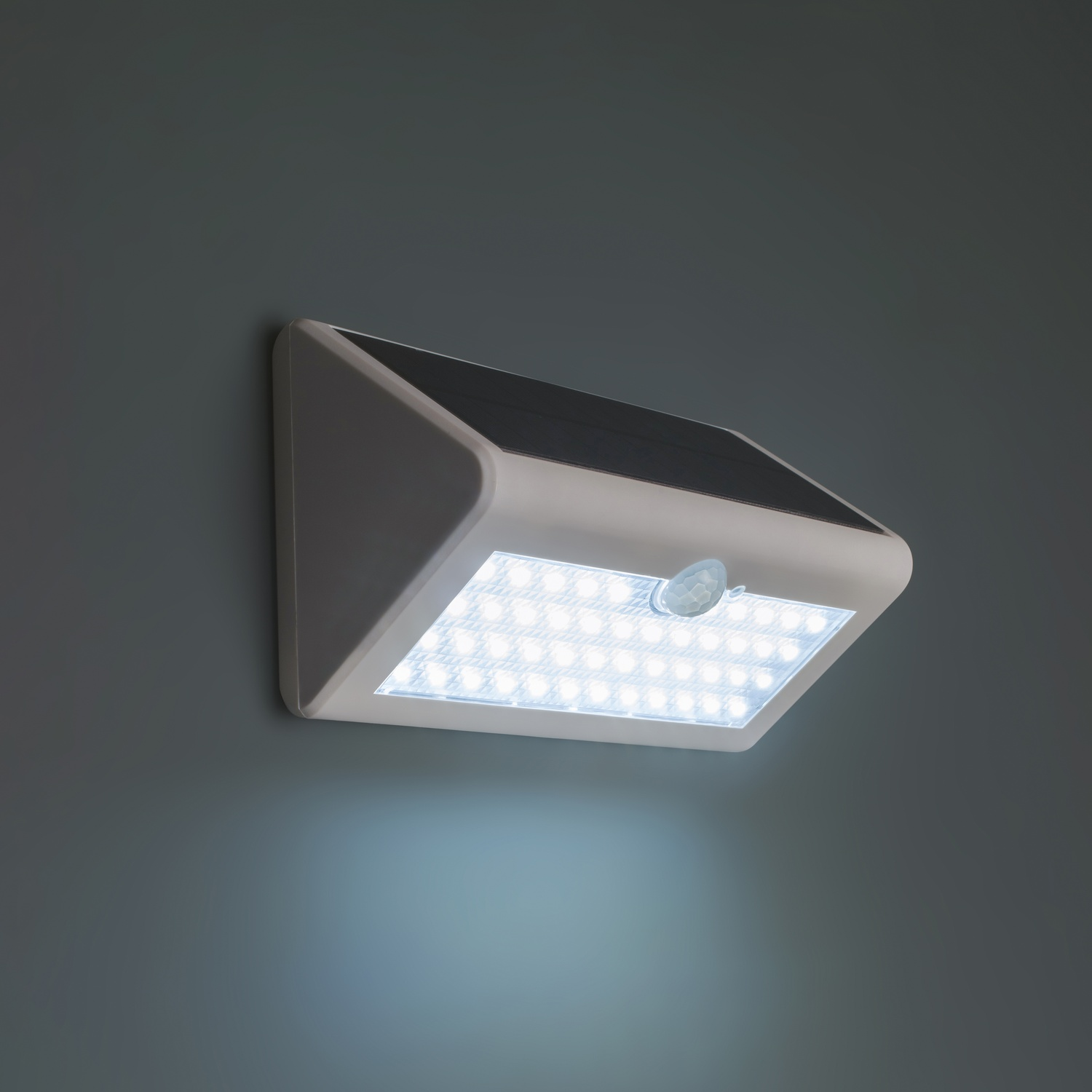 Una luce solare a parete con LED e sensore di movimento.