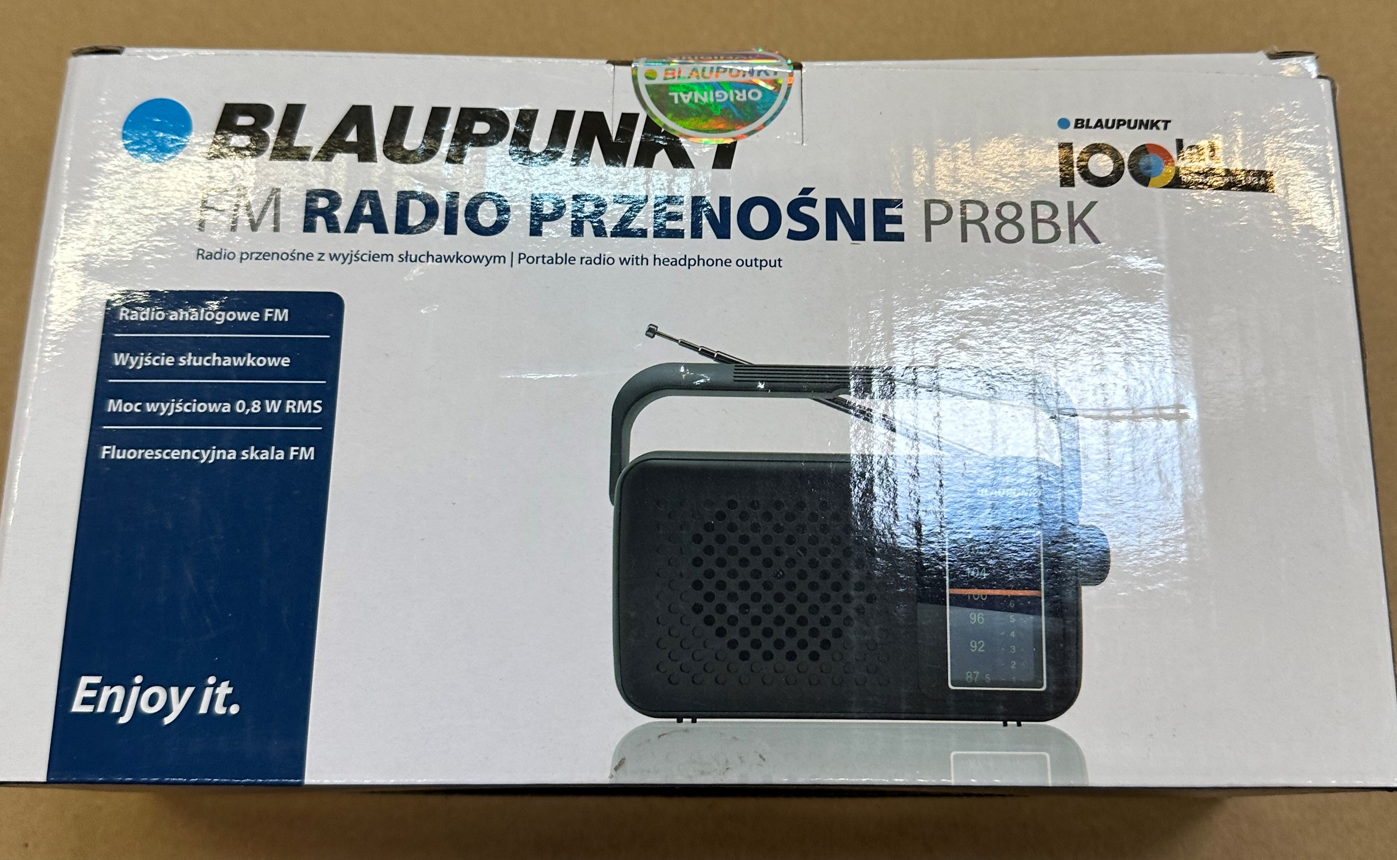 Pudełko czarnego radia FM Blaupunkt PR8BK z anteną i wyświetlaczem.