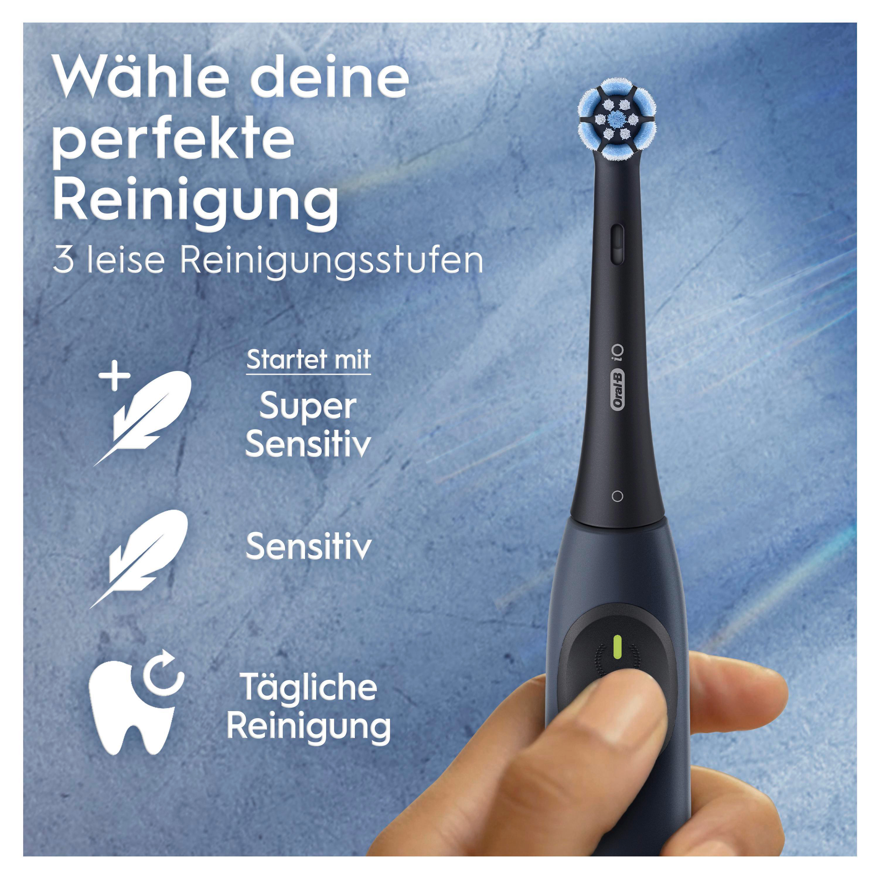 Elektrische Zahnbürste mit drei Reinigungsstufen, die von einer Hand gehalten wird. Text vorhanden.