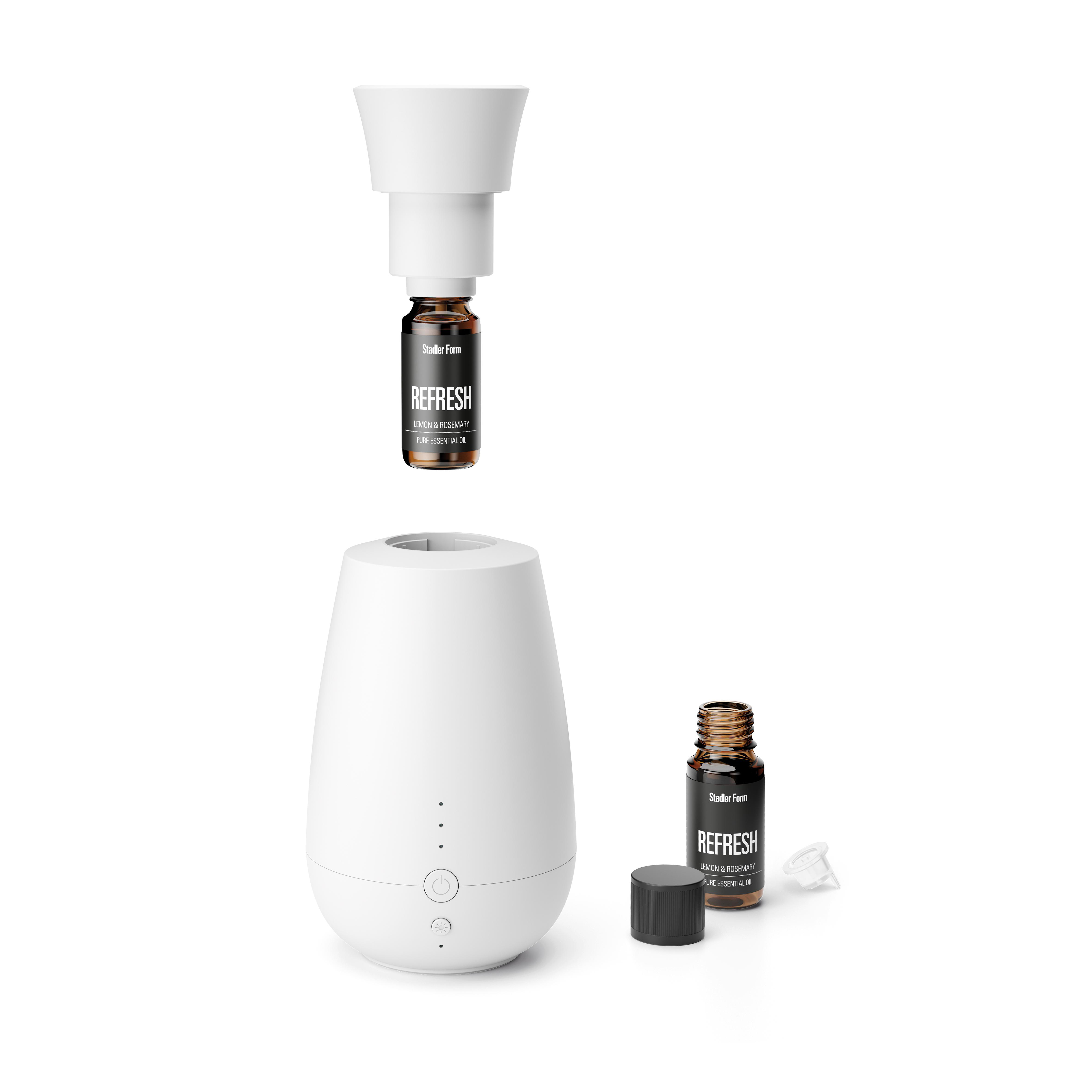 Weißer Diffusor mit ätherischer Ölflasche darüber und einer weiteren daneben. Weißer Hintergrund.