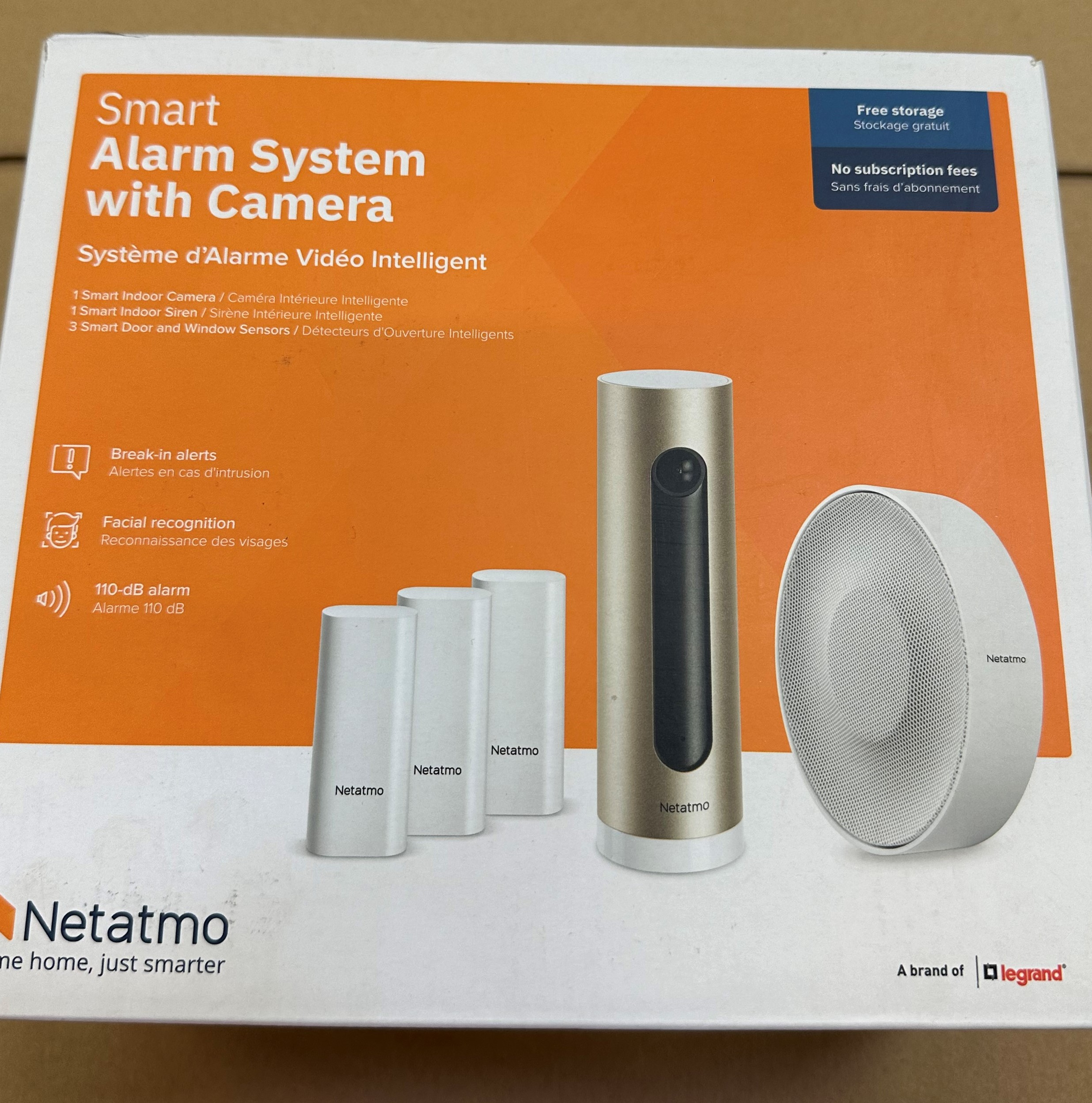 Pudełko systemu alarmowego Netatmo ze smart kamerą, syreną i czujnikami drzwi/okien.