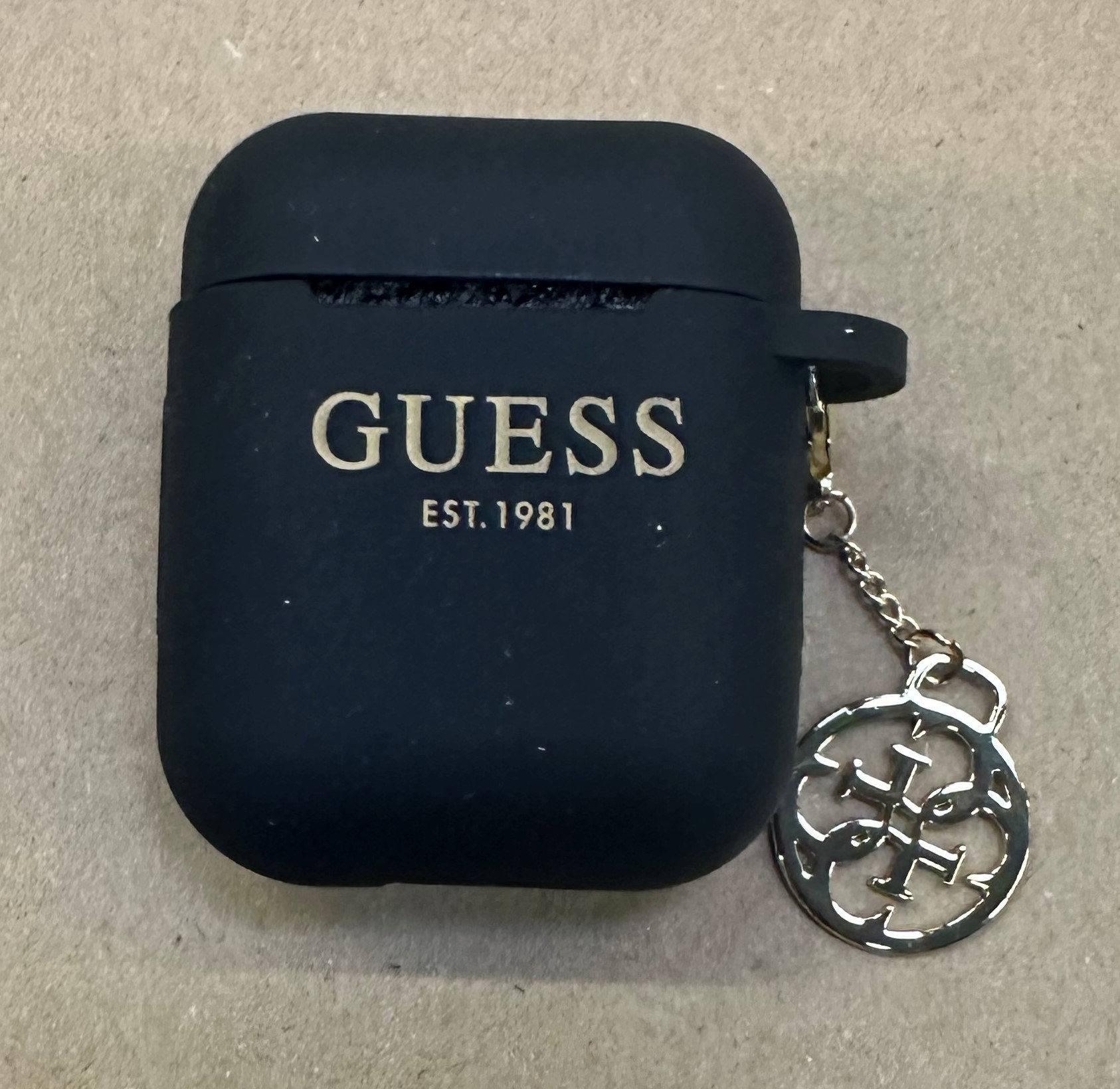 OUTLET - Etui GUESS Silicone Charm 4G Collection na słuchawki AirPods 1/2 gen. Czarny GUA2LSC4EK Czarny