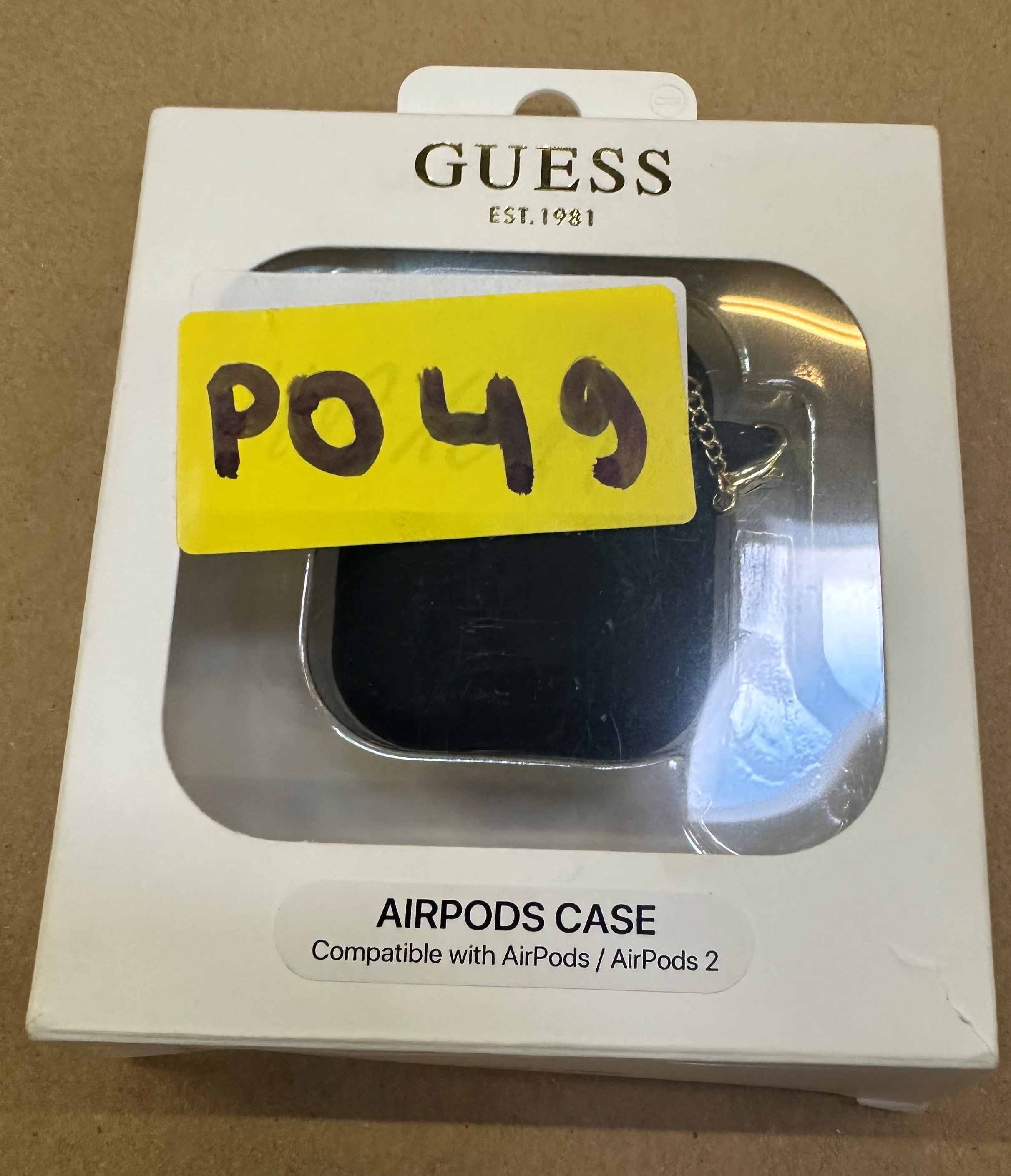 OUTLET - Etui GUESS Silicone Charm 4G Collection na słuchawki AirPods 1/2 gen. Czarny GUA2LSC4EK Czarny