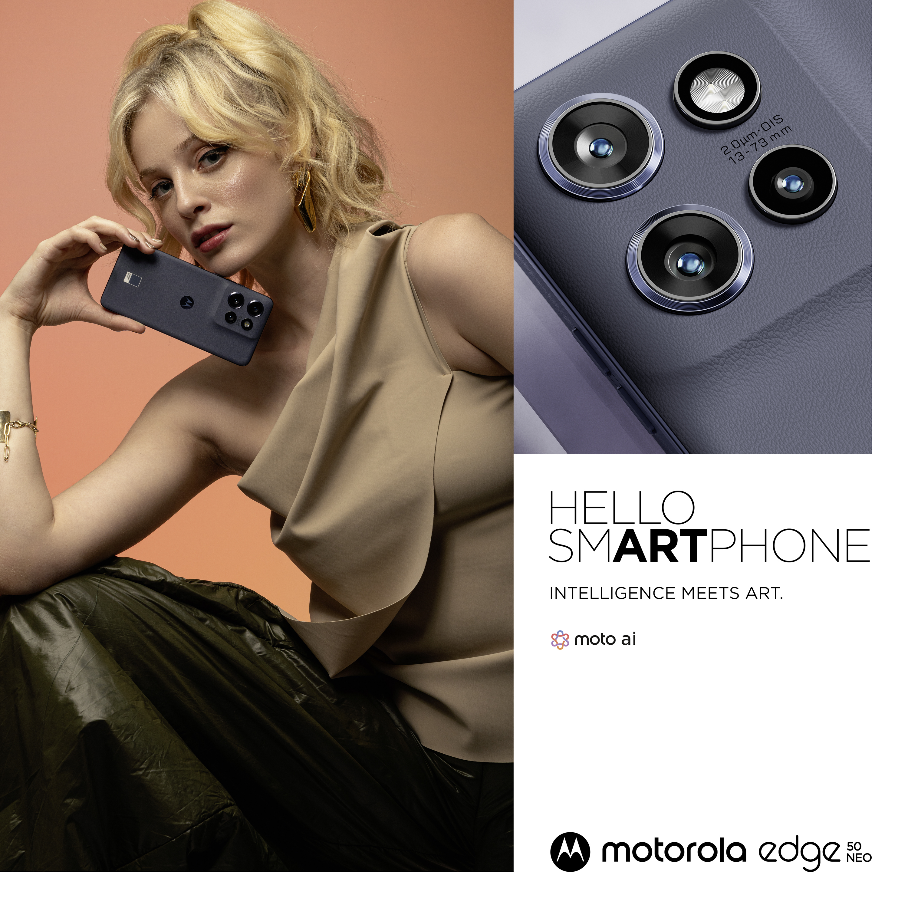 Blonde Frau hält ein schwarzes Smartphone mit Kamera, orangefarbener Hintergrund.