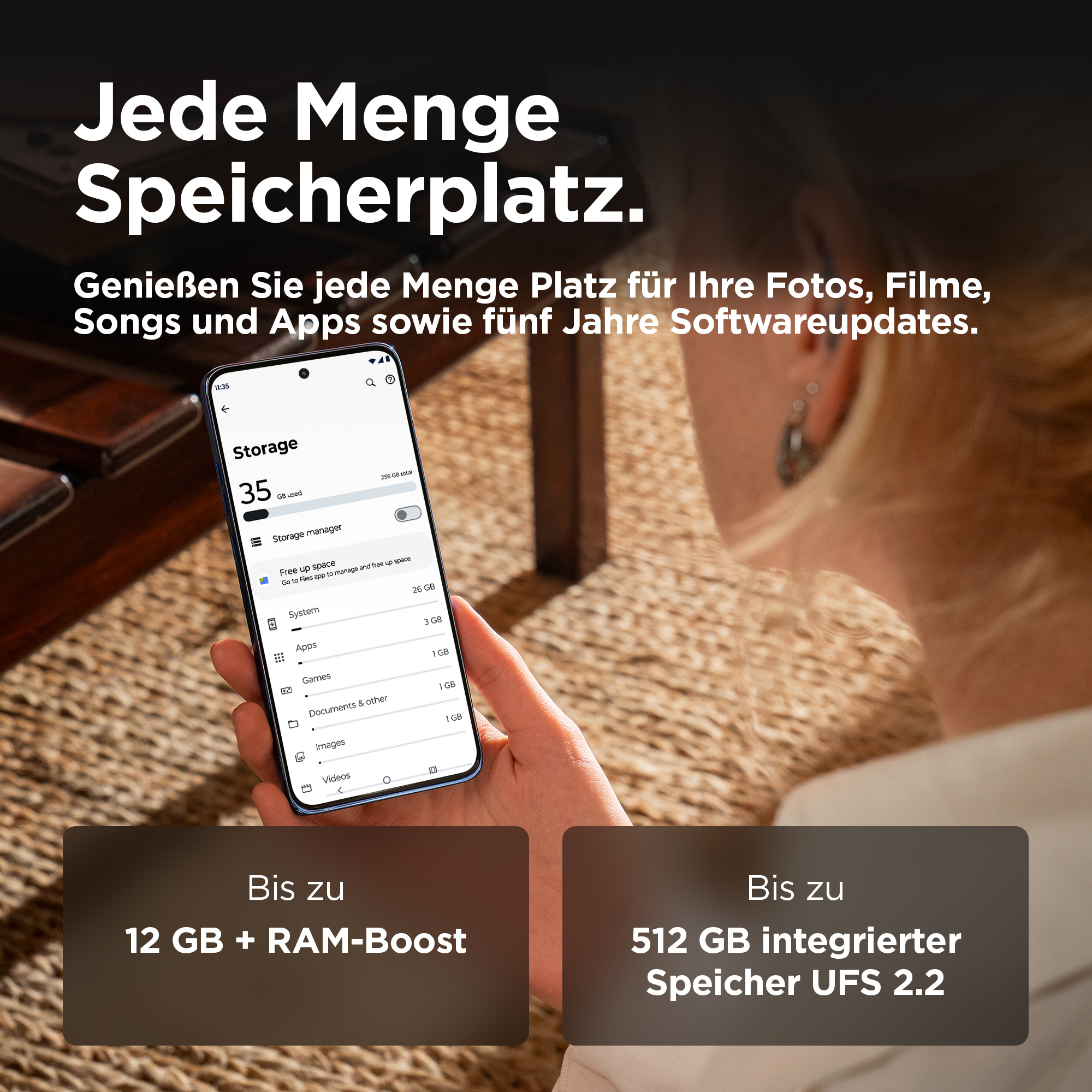 Eine Frau hält ein Telefon mit einem Bildschirm mit Speicherdetails.