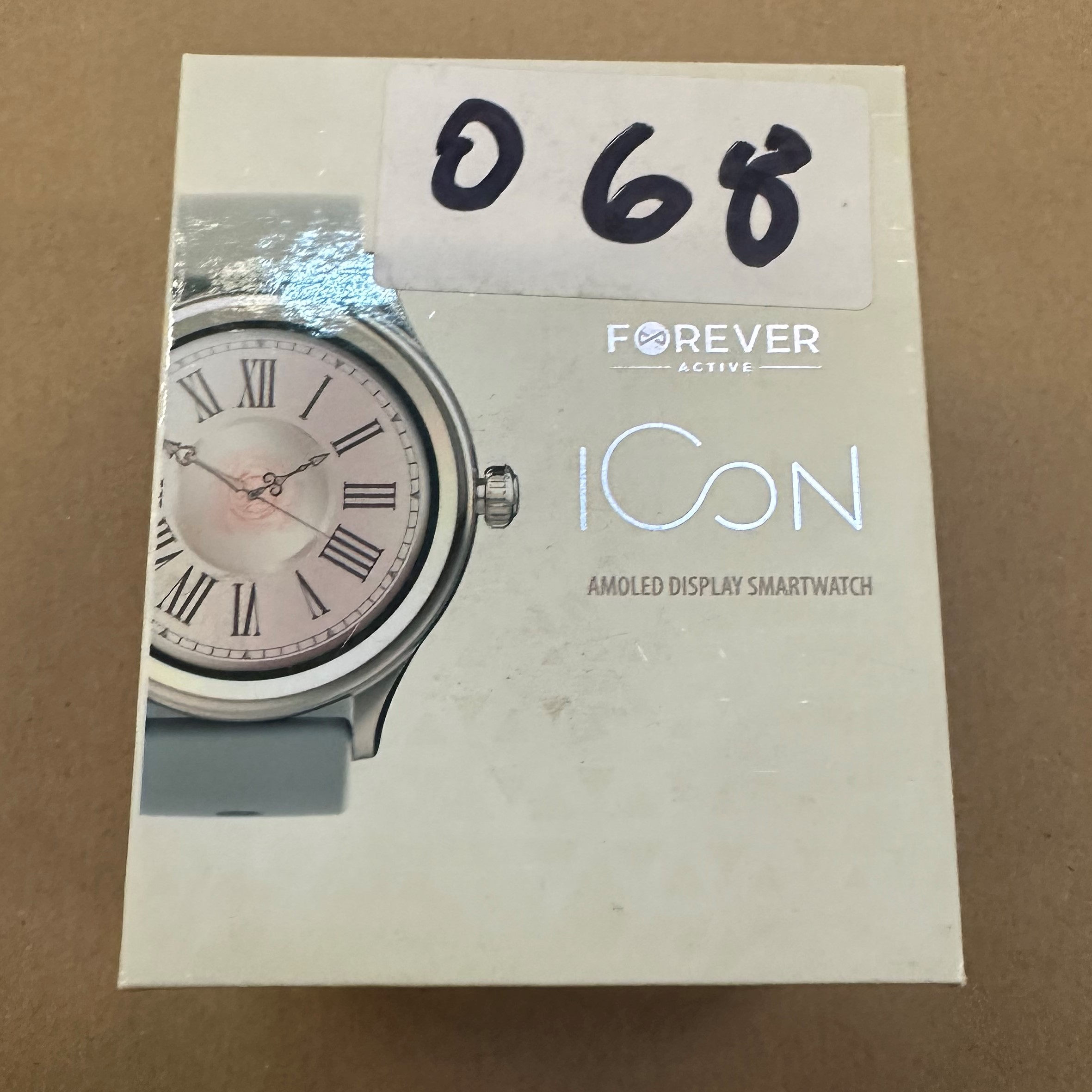 Pudełko smartwatcha, ze zdjęciem tarczy i tekstem.