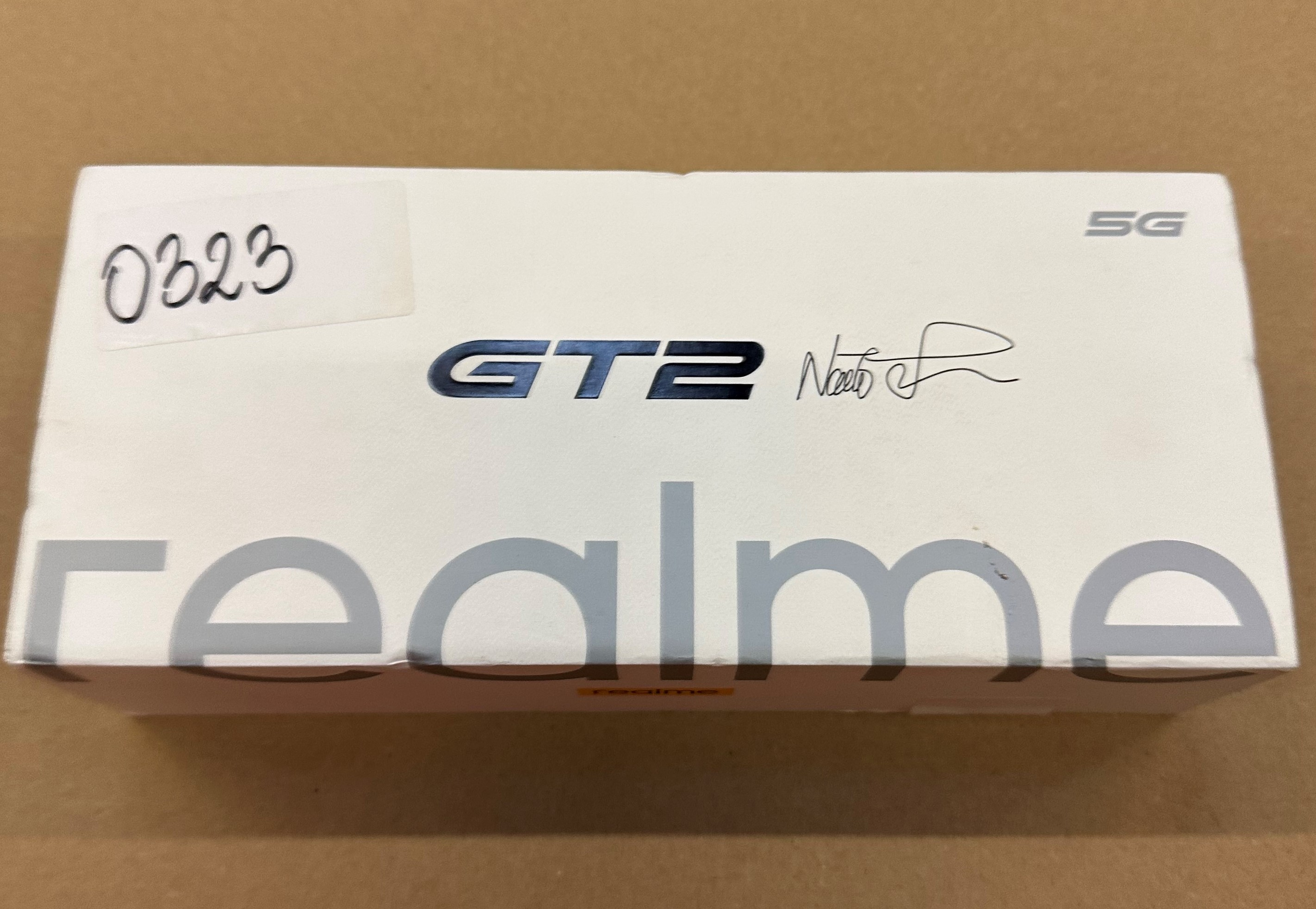 Białe pudełko z logo 'realme GT2', '5G' i podpisem.