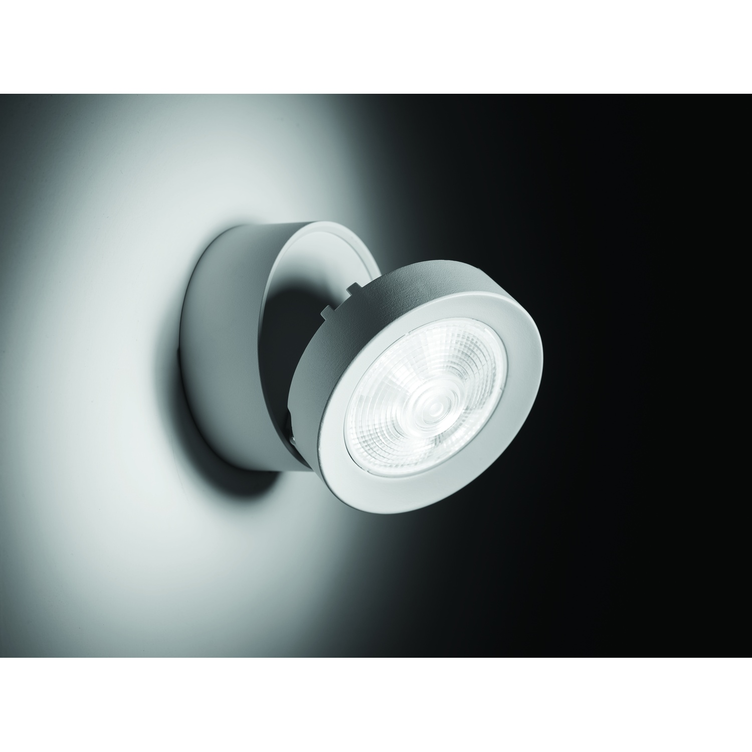 Faretto LED bianco attaccato al muro. La luce è accesa.