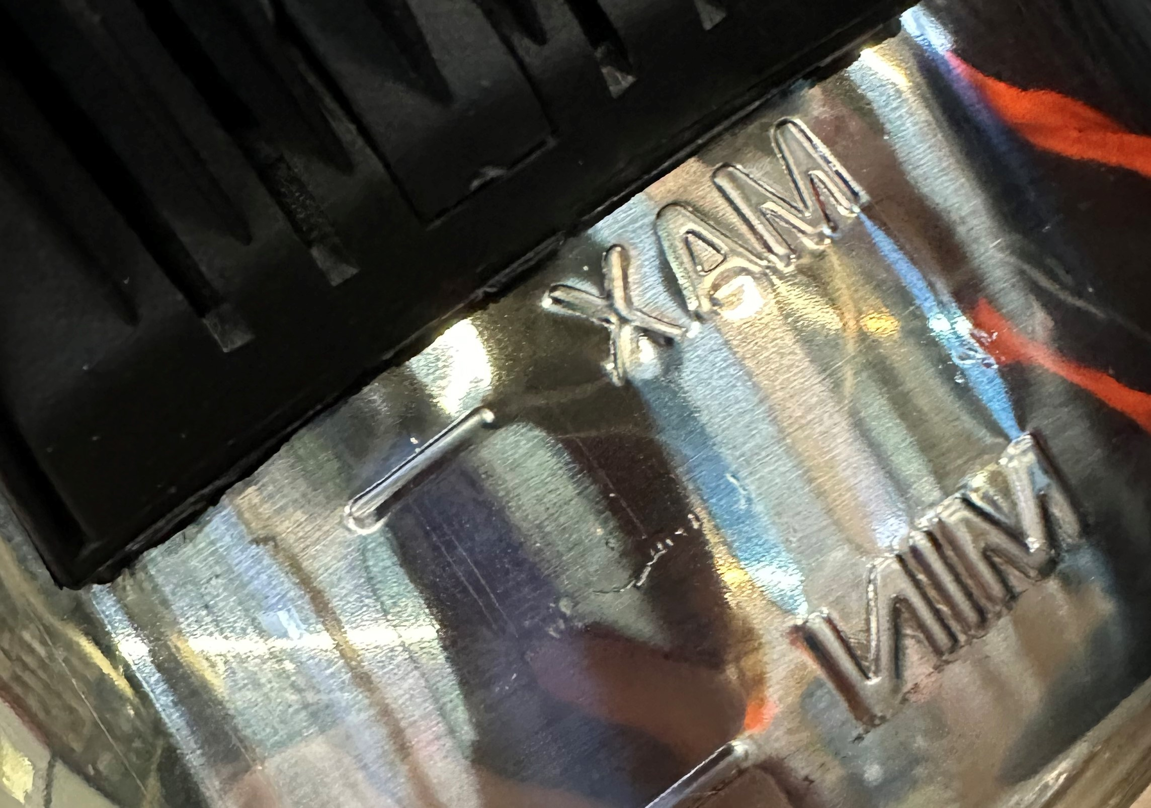 Biała lodówka z otwartymi drzwiami, pusta w środku.