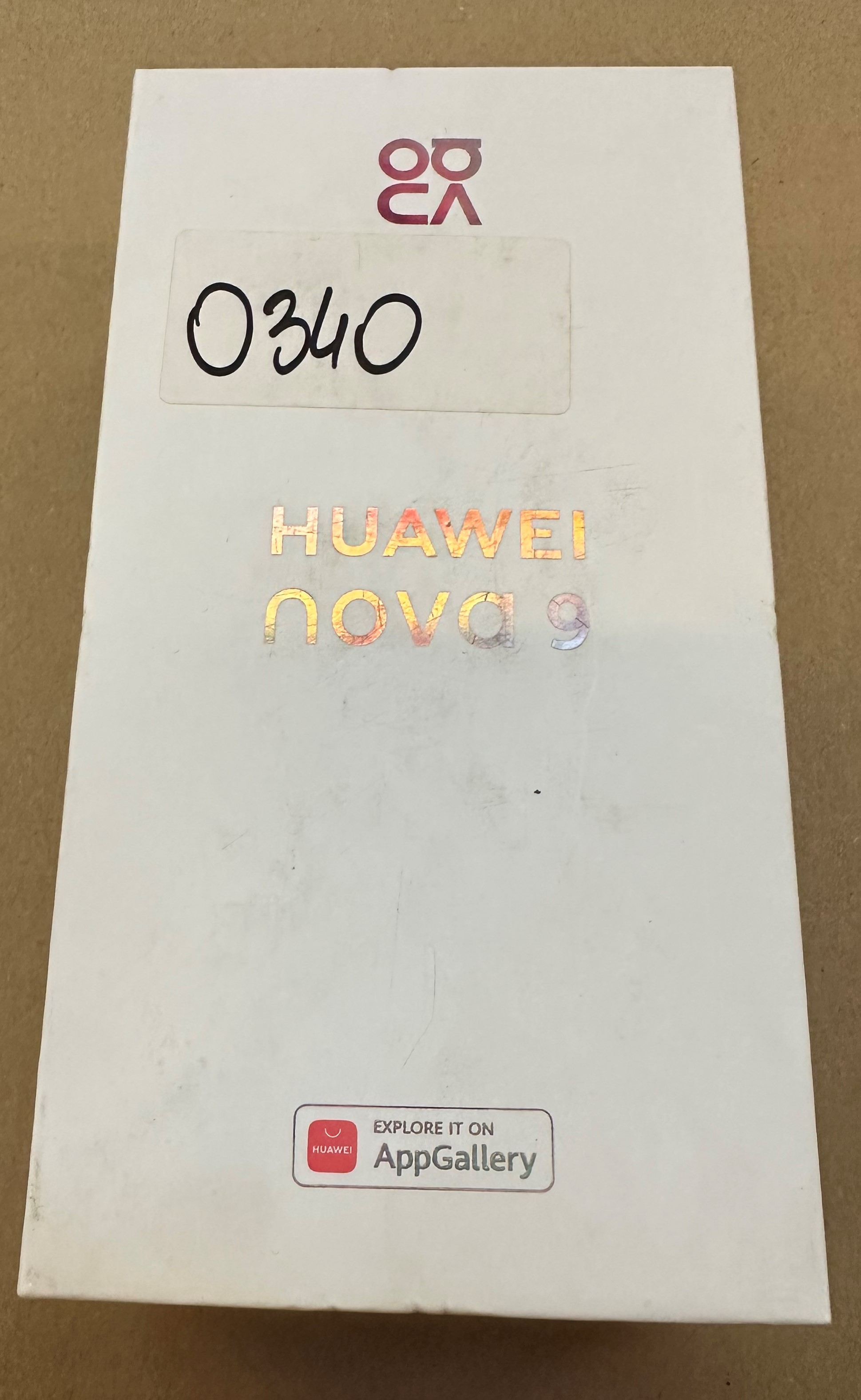 Białe pudełko telefonu Huawei Nova 9 z naklejką i logo AppGallery.