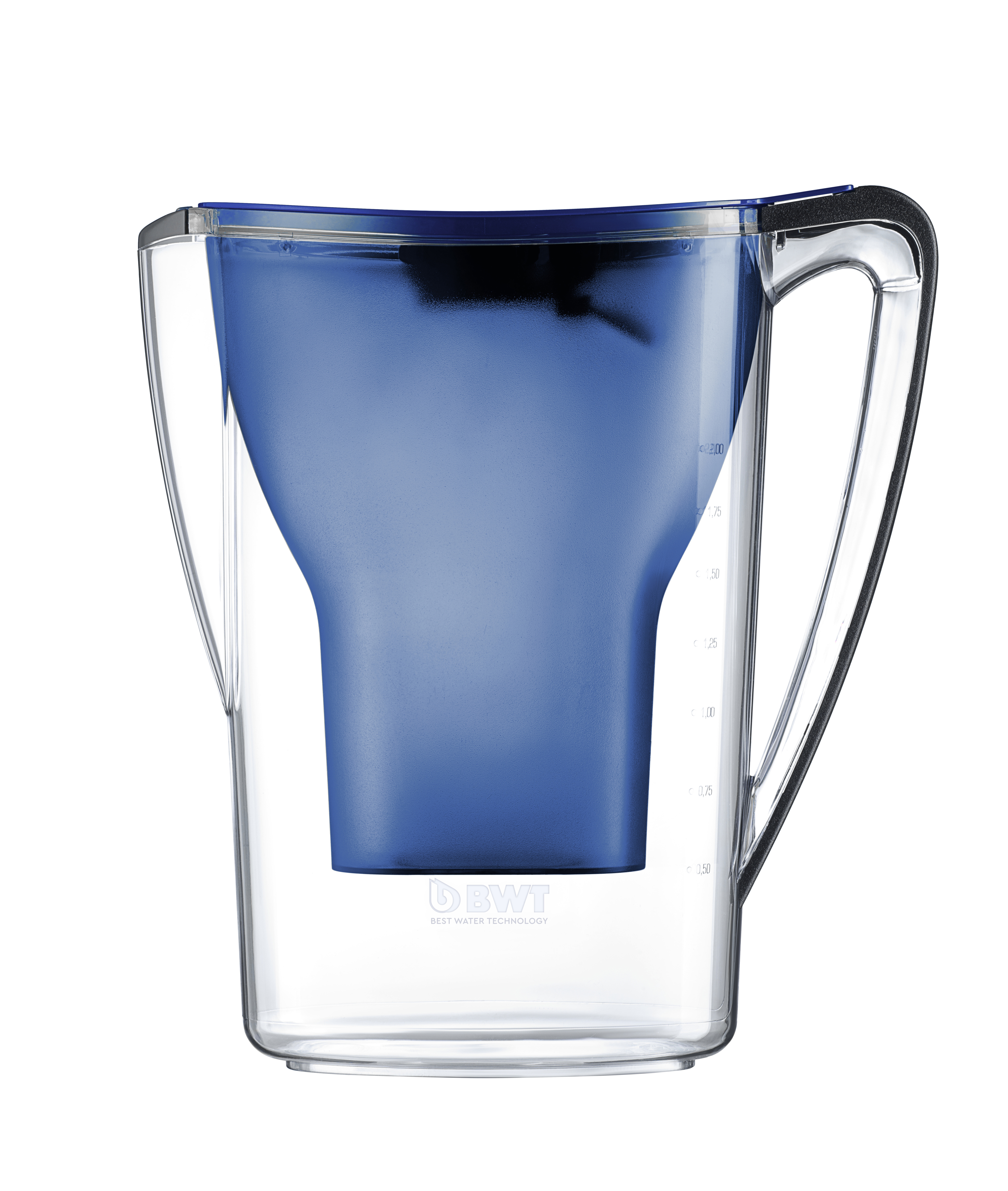 Ein klarer Wasserfilter-Krug mit blauem Filter, auf weißem Hintergrund.