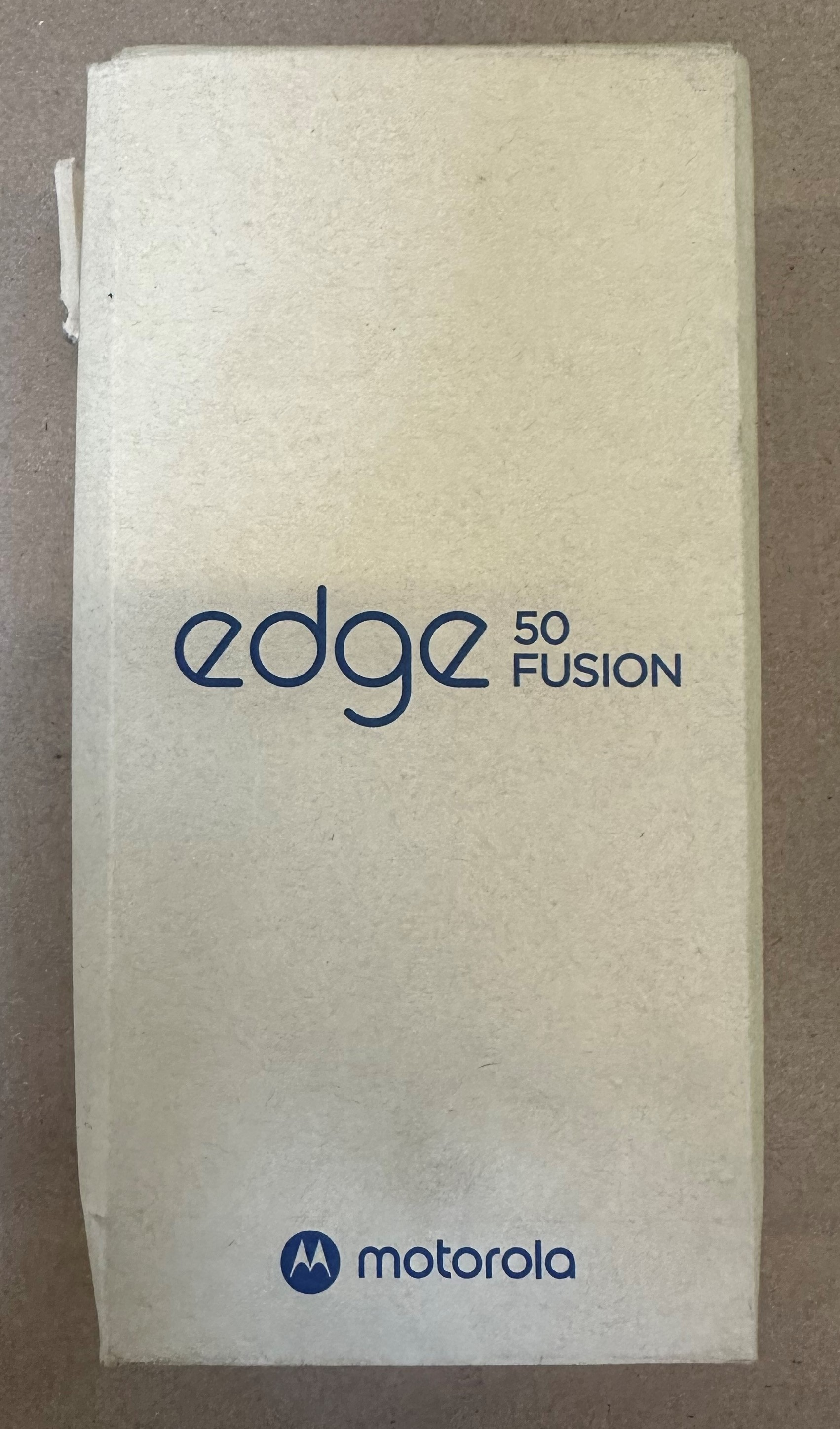 Opakowanie smartfona Motorola Edge 50 Fusion z logo.