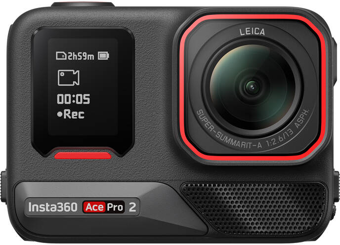 Fekete Insta360 Ace Pro 2 kamera. Elölnézet képernyővel, Leica objektívvel, piros részletekkel. Fekete háttér.