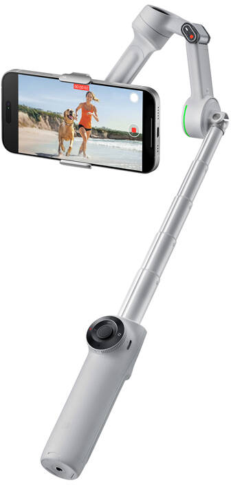 Fehér és szürke kézi gimbal telefonnal, futó nő kutyával a képernyőn.