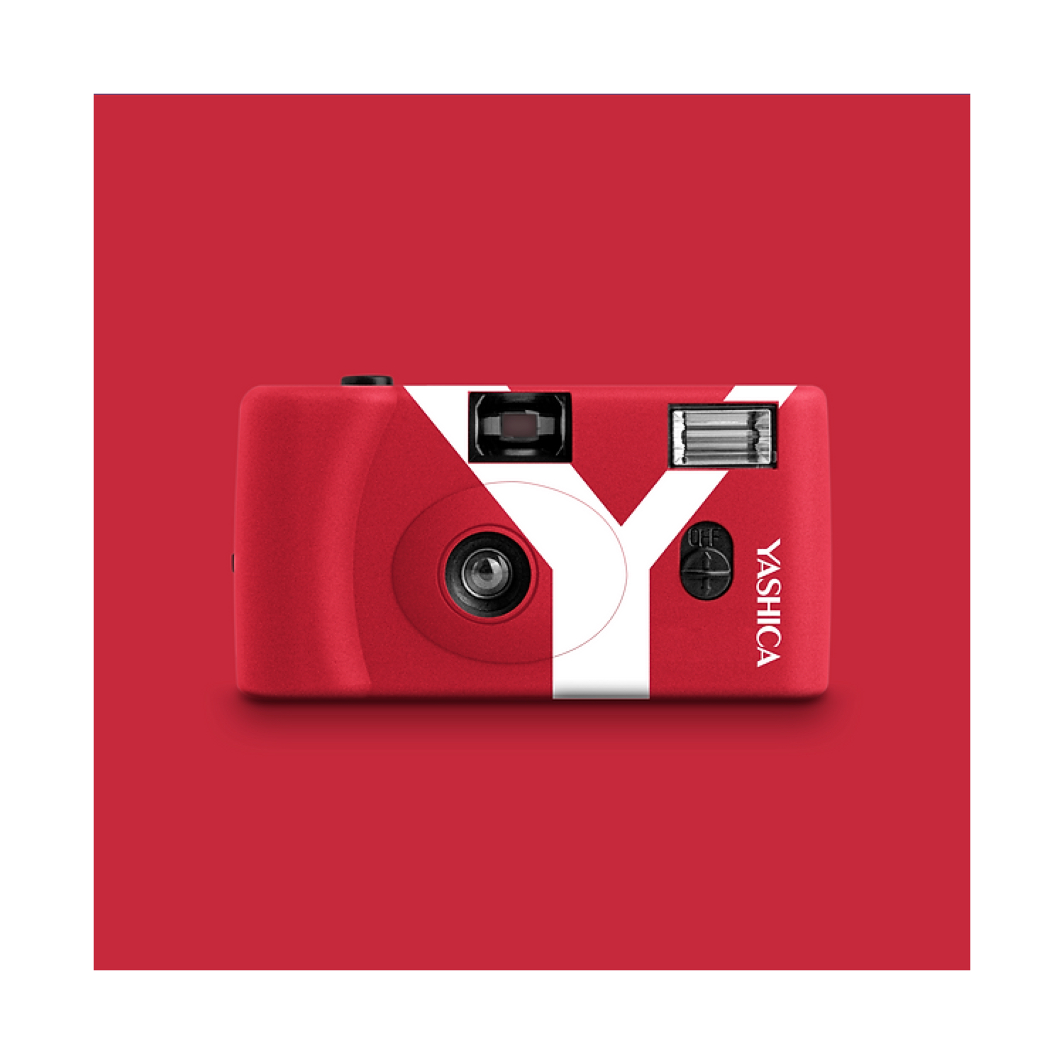 Een rode Yashica camera met een wit Y logo. De flitser en lens zijn zichtbaar.