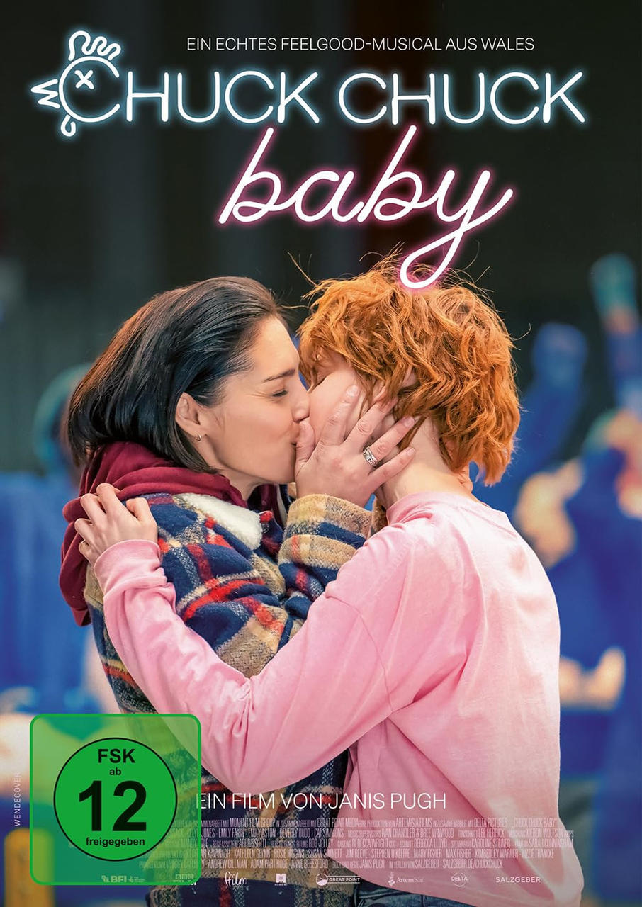 Filmplakat von zwei küssenden Frauen. Titel ist „Chuck Chuck Baby“. Neon-Schild mit einem Huhn.