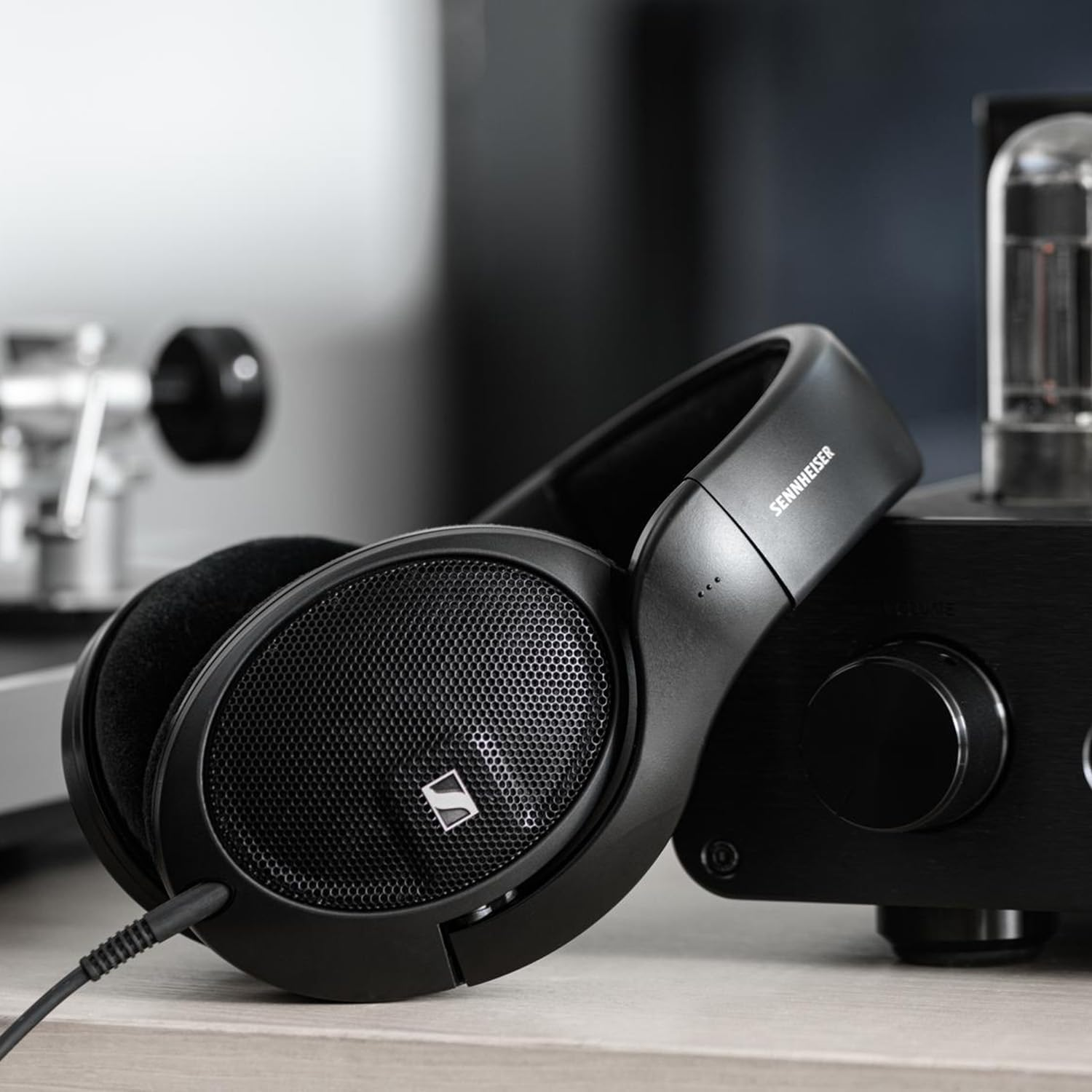 Schwarze Over-Ear-Kopfhörer mit großen Ohrmuscheln und einem Kabel. Die Ohrpolster sind aus weichem Material.