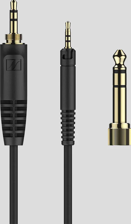 Drei schwarze Audiokabel mit Goldsteckern: großer Klinkenstecker, kleiner Klinkenstecker und Adapter.