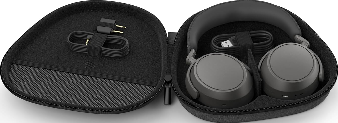 Casque audio à l'intérieur d'un étui zippé avec un câble et autres accessoires.