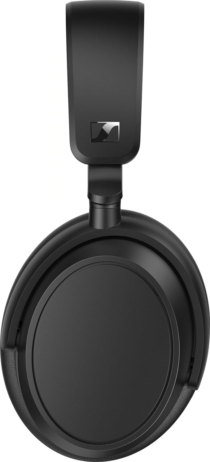 Schwarze Over-Ear-Kopfhörer hängen. Schwarzer Hintergrund.