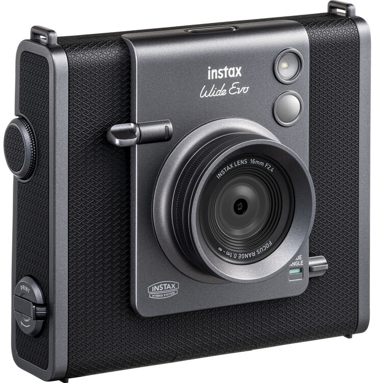 Egy fekete kamera Instax Wide Evo felirattal.