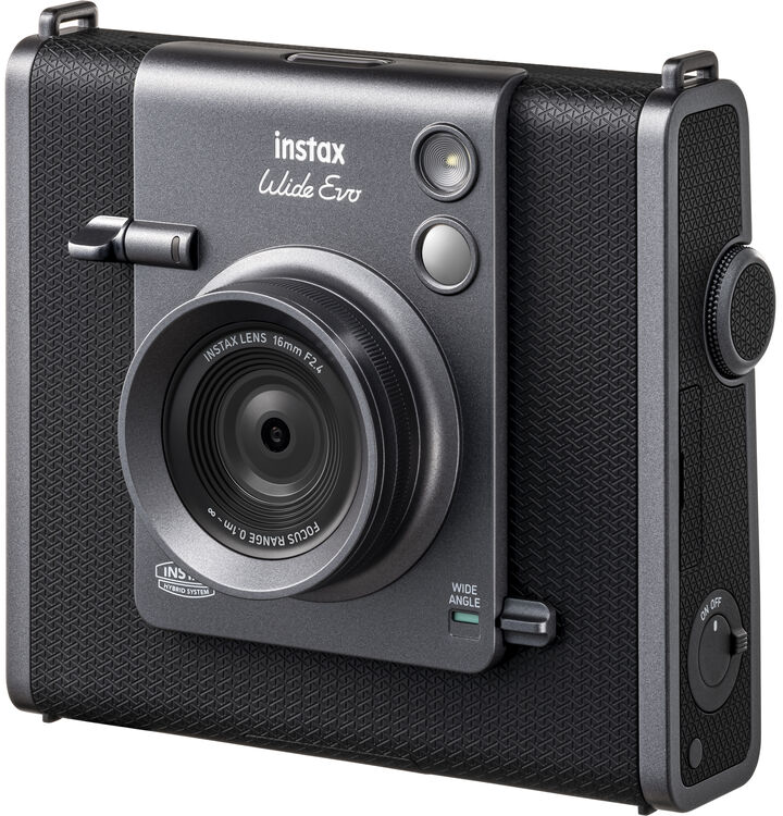 Instax Wide Evo kamera. Fekete és szürke test, objektív és gombok. Nagylátószögű és be/ki vezérlők láthatók.