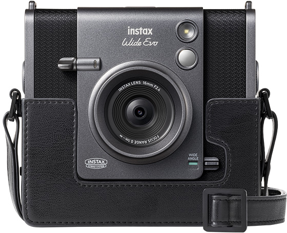 Instax Wide Evo kamera fekete tokban, pánttal. A kamera lencséje látható. A tokhoz pánt tartozik.