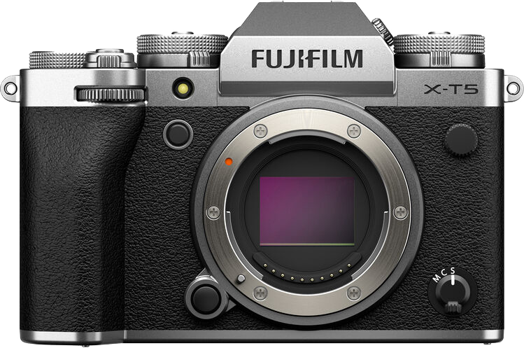 Ezüst-fekete Fujifilm X-T5 kamera. Több tárcsája és objektívtartója van.