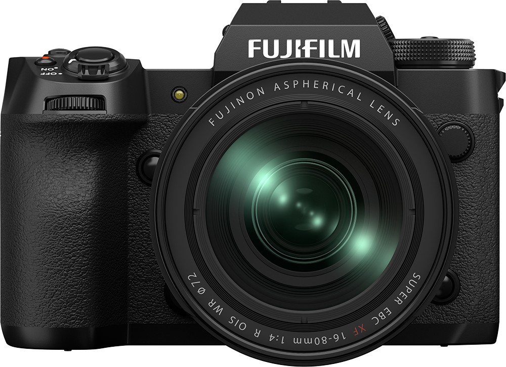 Egy fekete kamera elölnézete, objektívvel és a Fujifilm logóval.