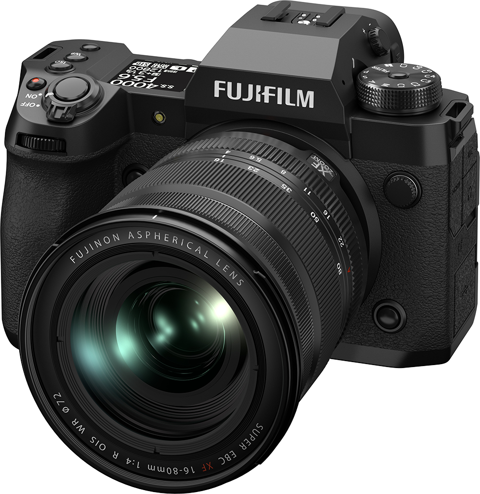 Egy fekete Fujifilm kamera objektívvel, elülső és felső részletekkel.