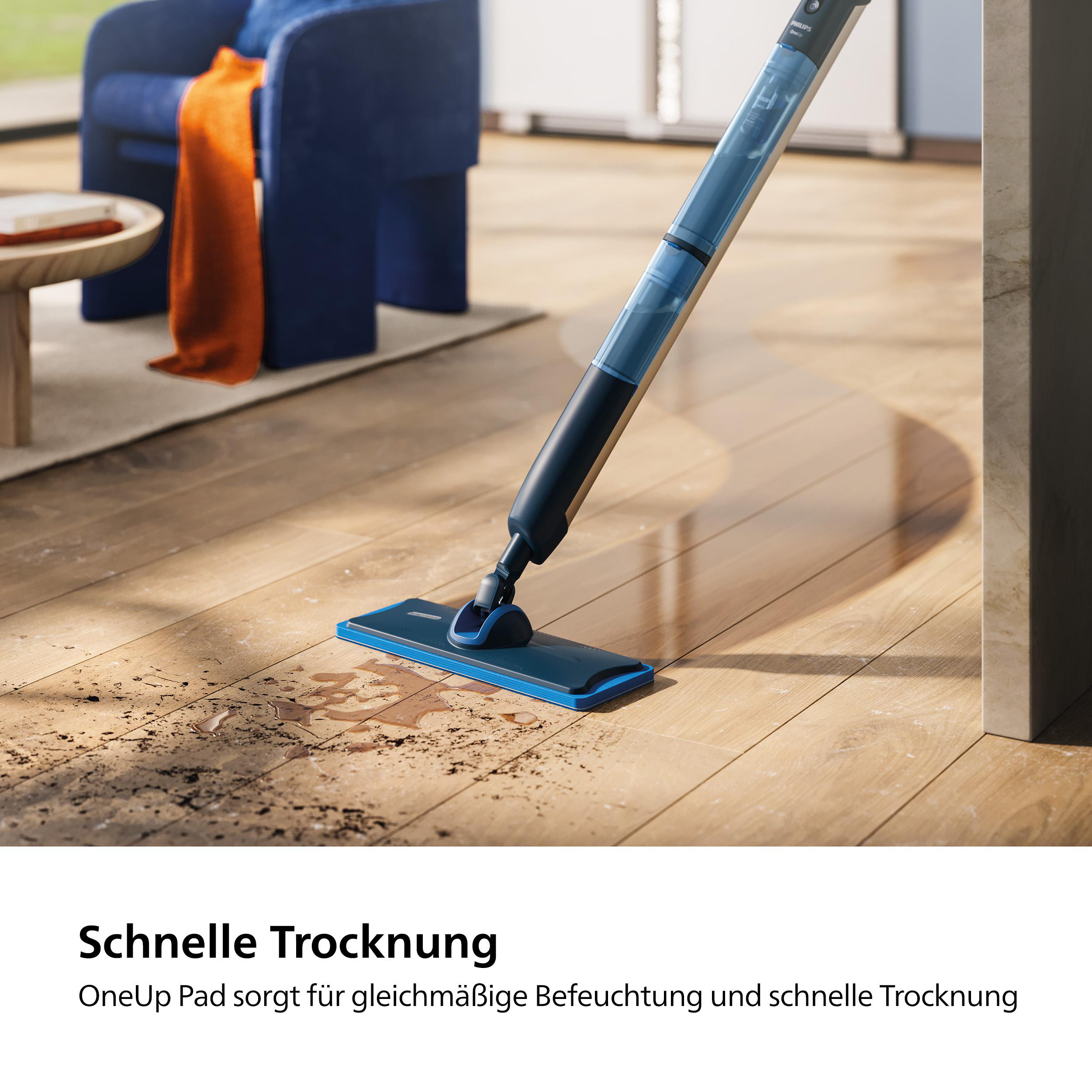 Ein blauer und schwarzer Wischmopp reinigt einen Holzboden. Wasser und Schmutz sind sichtbar.