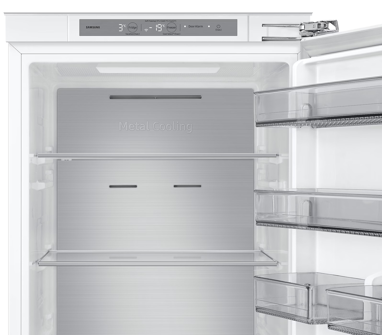 Otwarty, pusty wnętrze lodówki z półkami i metalową ścianą tylną.