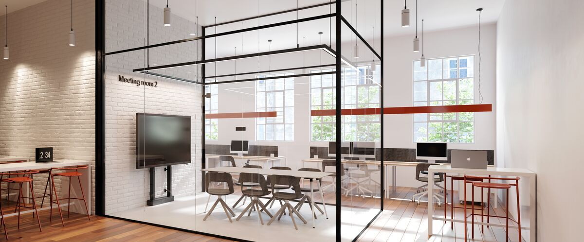 Modernes Bürointerieur mit einem Glaswänden-Besprechungsraum, Tischen, Stühlen und Computern.