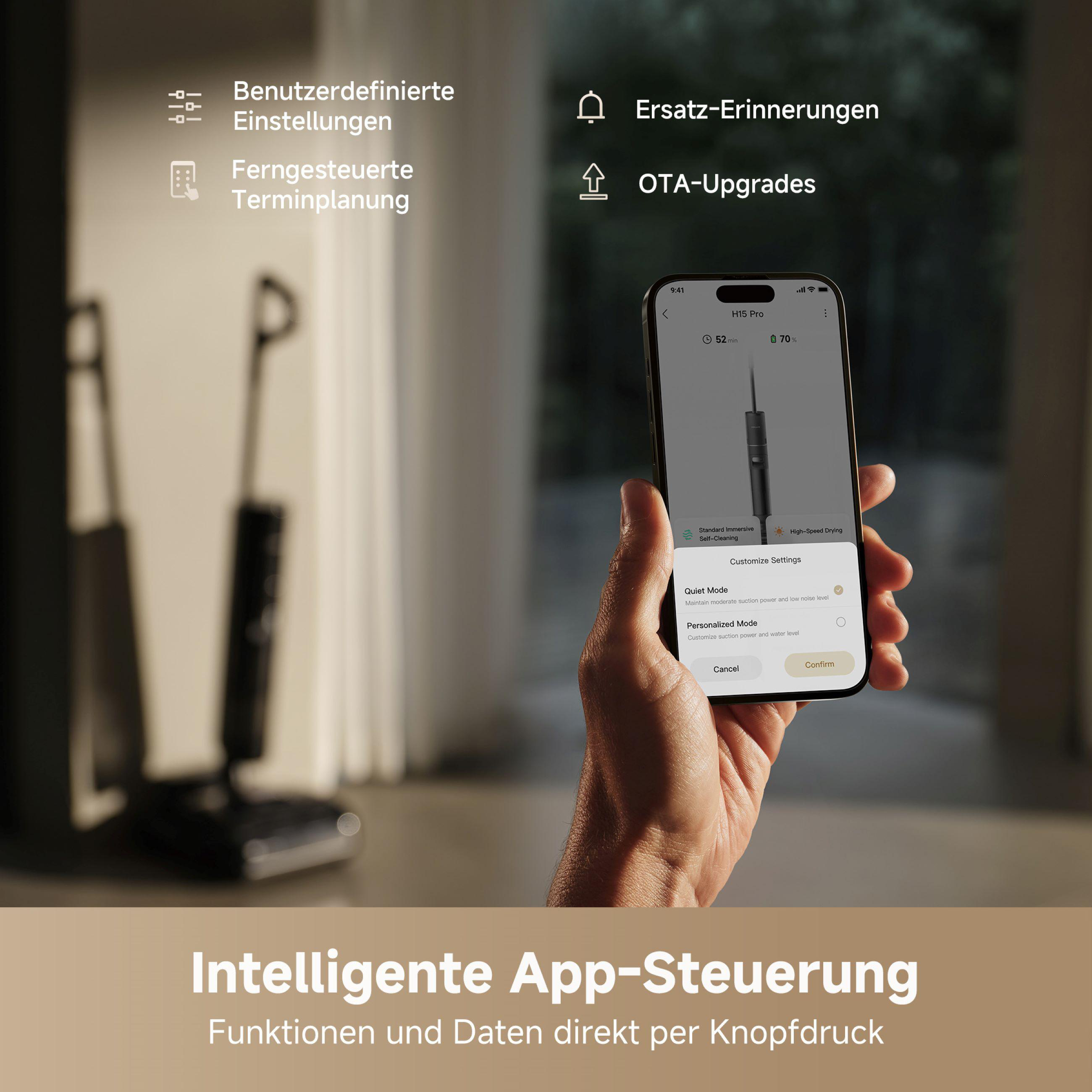 Eine Person hält ein Smartphone mit App-Einstellungen. Der Hintergrund ist eine verschwommene Szene.