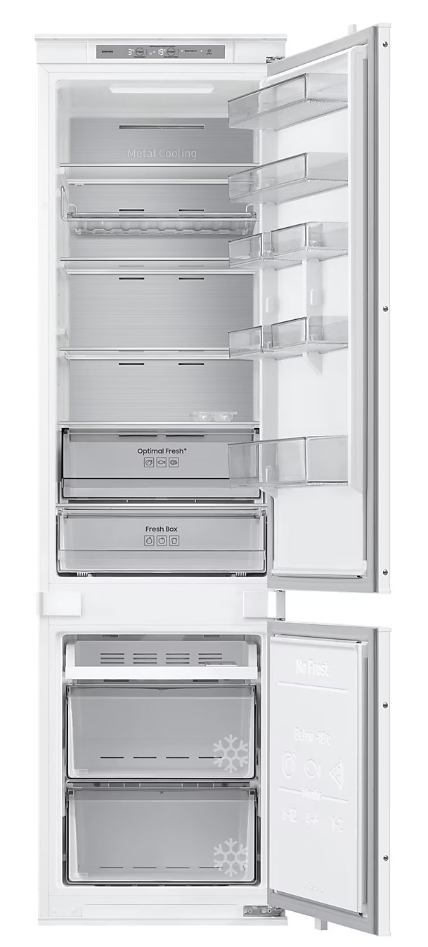 Biała lodówka z otwartymi drzwiami, pokazująca różne przegrody i szuflady.