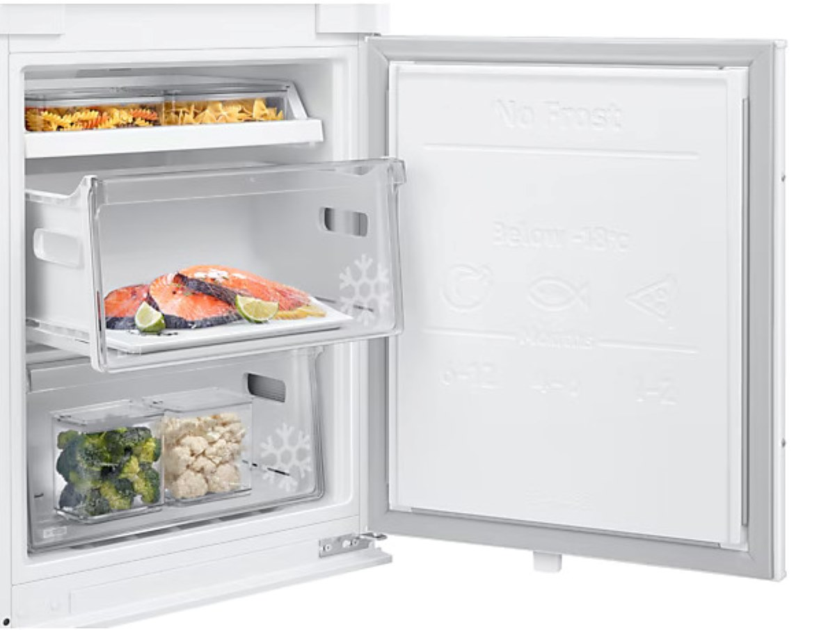 Zbliżenie na komorę zamrażarki. Zawiera mrożonki w przezroczystych szufladach.