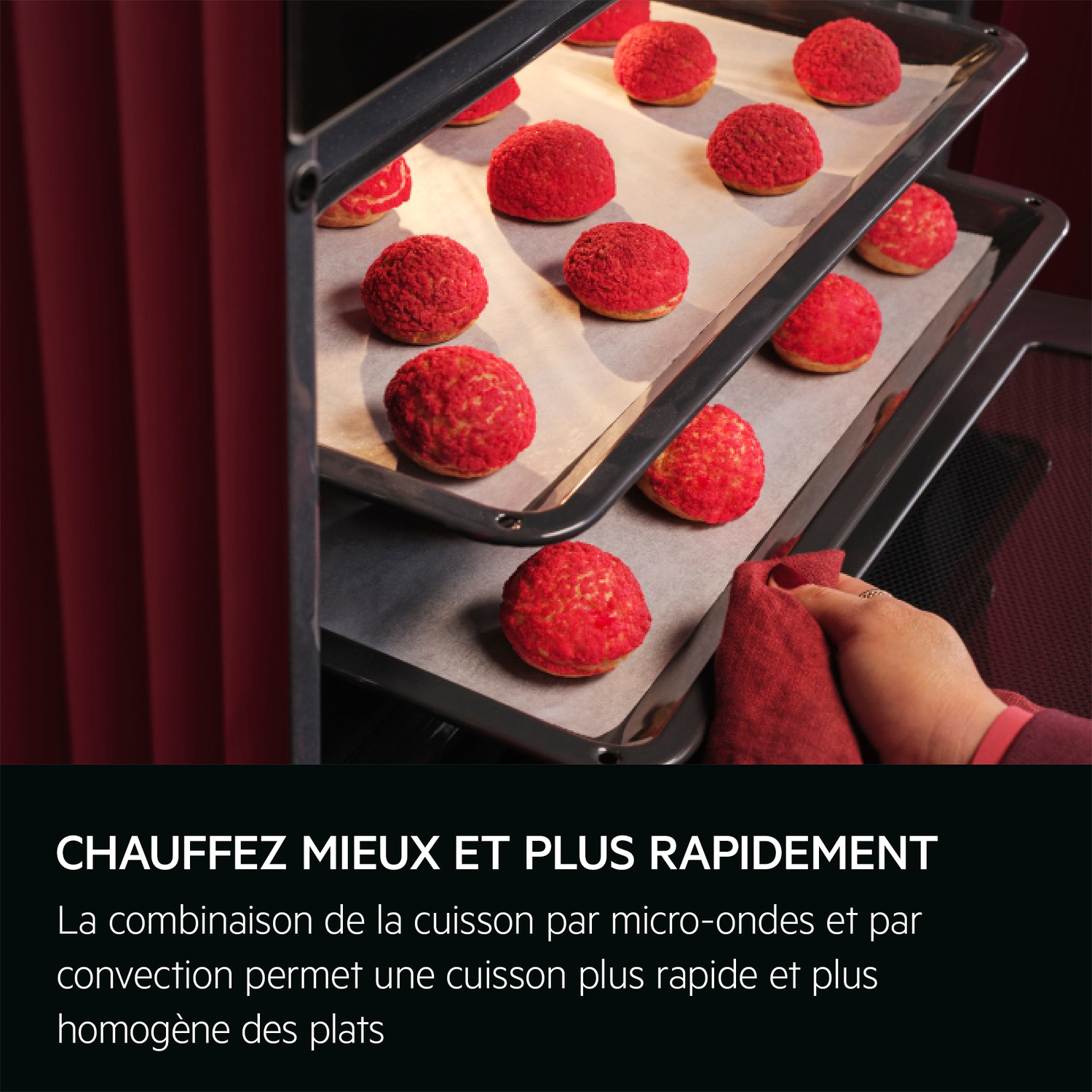 Pâtisseries rouges sur des plaques de cuisson dans un four. Texte promouvant une cuisson plus rapide et uniforme.