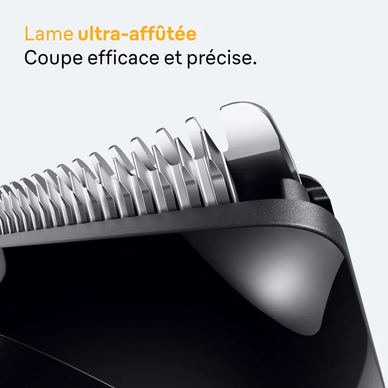 Gros plan sur une lame de tondeuse. Le texte dit : Lame ultra-affûtée. Coupe efficace et précise.