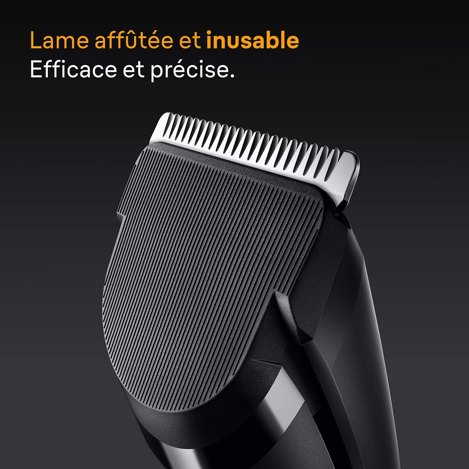Gros plan sur une lame de rasoir. Texte : Lame affûtée et durable. Efficace et précise.