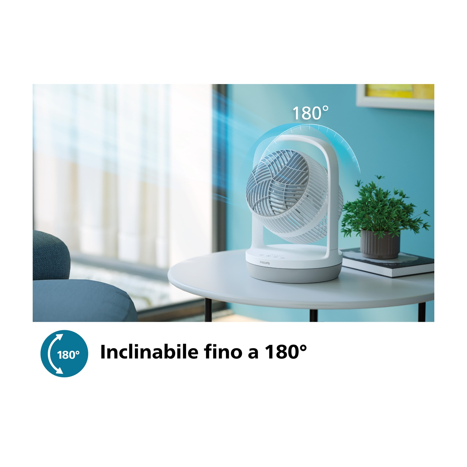 Un ventilatore bianco e grigio su un tavolo, che soffia aria. Il ventilatore ha un'inclinazione di 180 gradi.