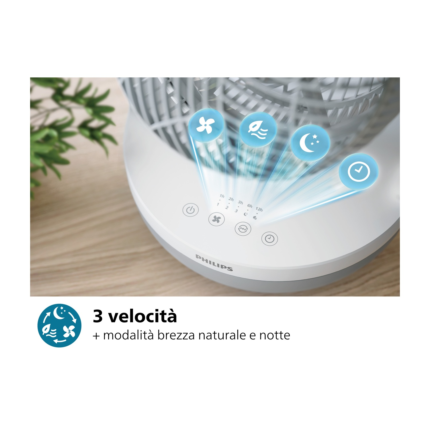 Un ventilatore bianco con icone blu che mostrano le modalità di flusso d'aria, su un tavolo di legno, con una pianta sullo sfondo.