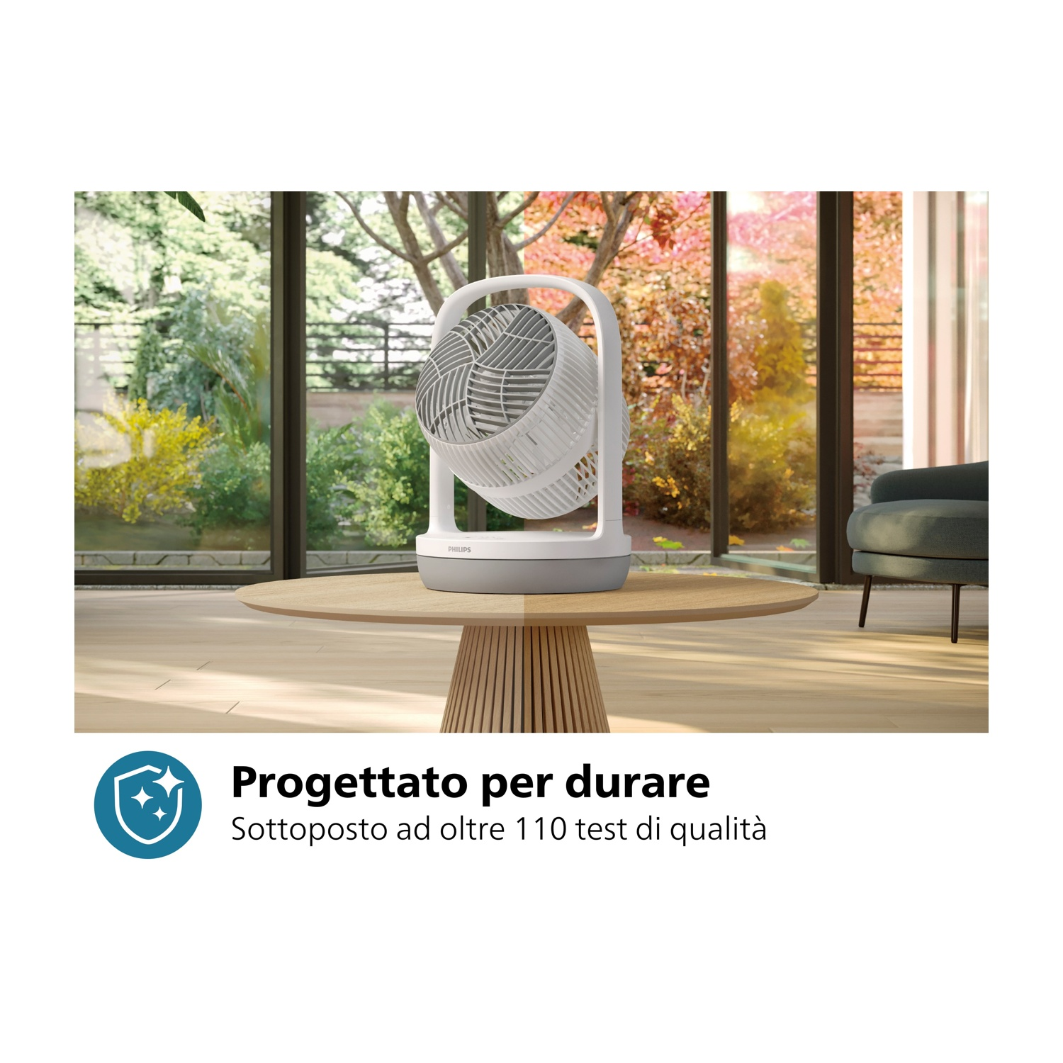 Ventilatore bianco e grigio su un tavolo di legno.