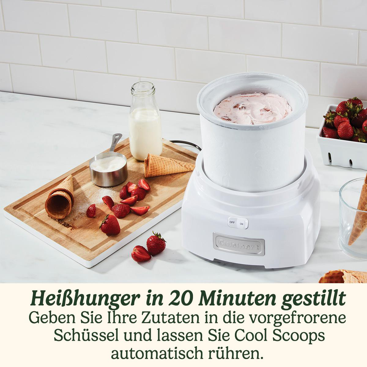 Weißer Eisbereiter mit Erdbeeren, Waffeln und Milch.