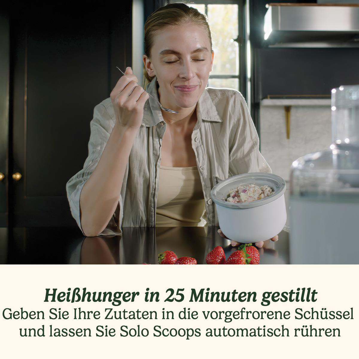 Frau isst Eis, Erdbeeren, Küche.