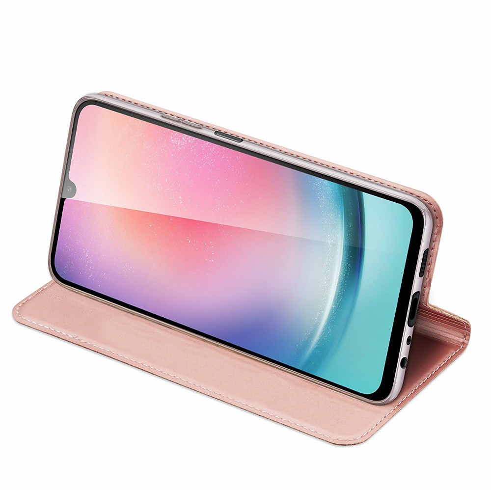 Egy rózsaszín telefon tokban, nyitva, a képernyőt mutatja. A tok nyitva van.