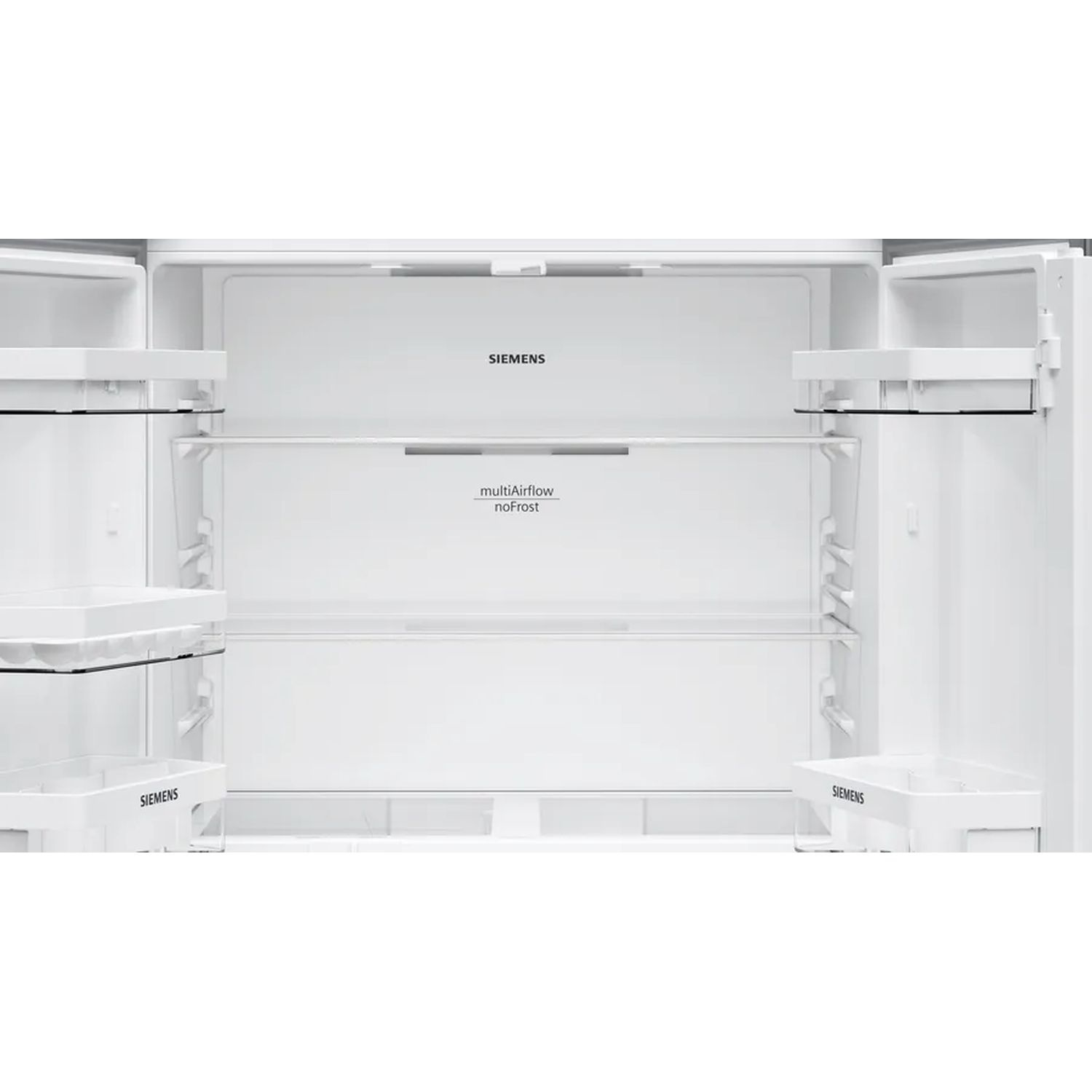 De binnenkant van een witte koelkast. Er zijn planken, laden en de merknaam.