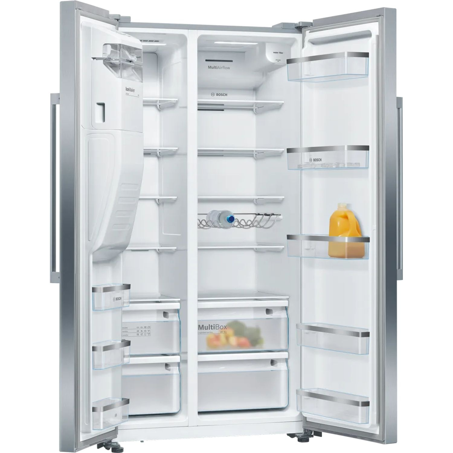 Een Bosch koelkast, open, met planken, laden en items zoals flessen en een kan.